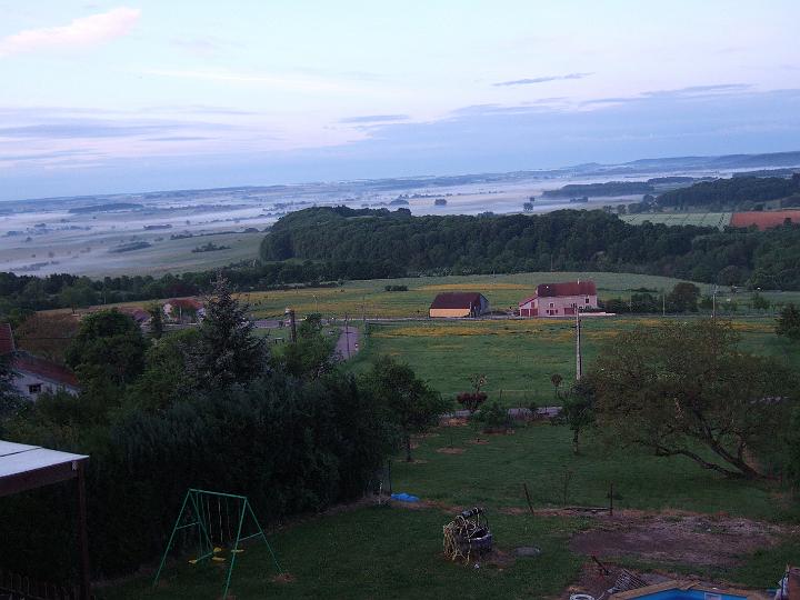 2008-05- (518).JPG - Der Blick frühmorgens aus unserem Chambre d'Hôtes